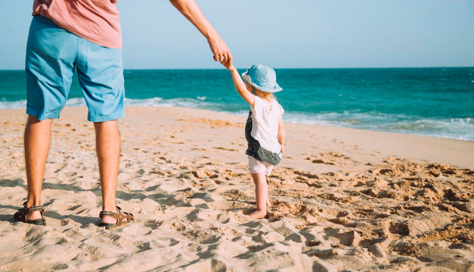 O que não pode faltar para proteção do seu bebê na praia