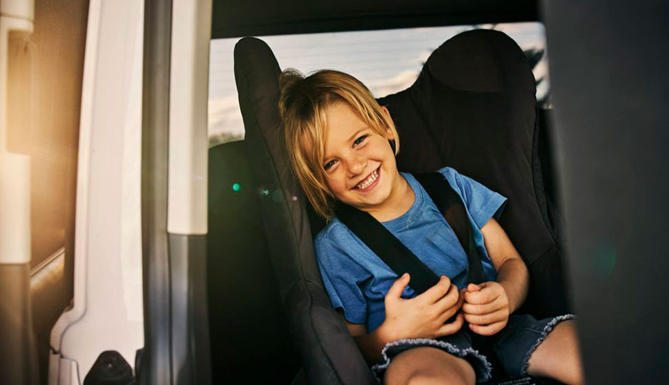 Saiba como evitar que as crianças sintam enjoo em viagem